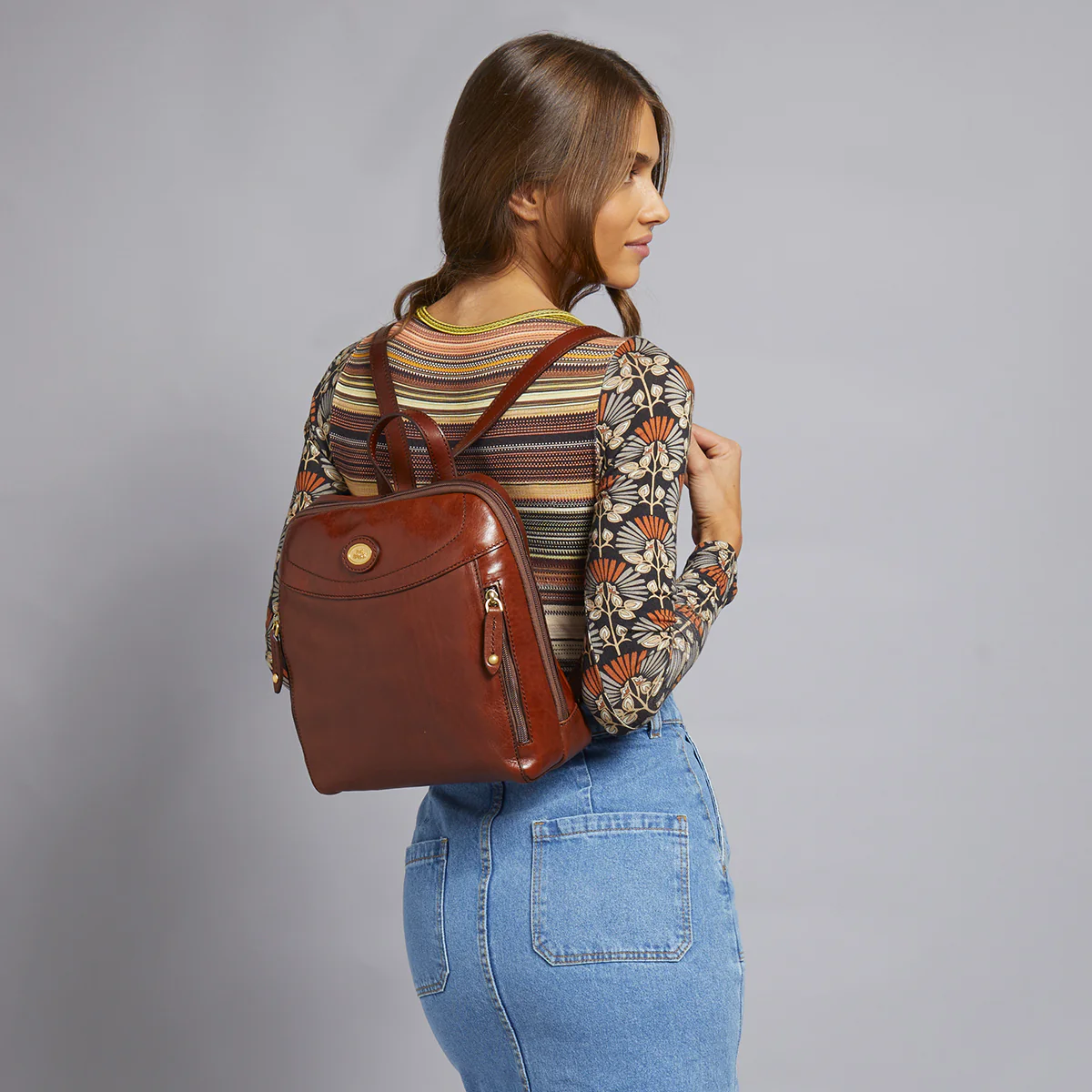 Backpack in leather small size with front pocket - Image 5