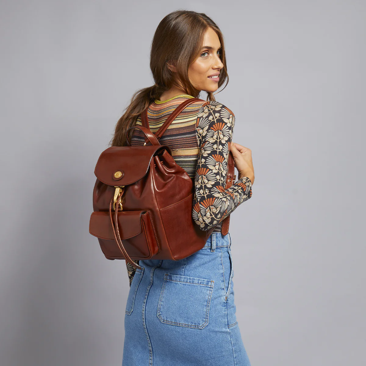 Backpack in leather with front pocket - Image 5
