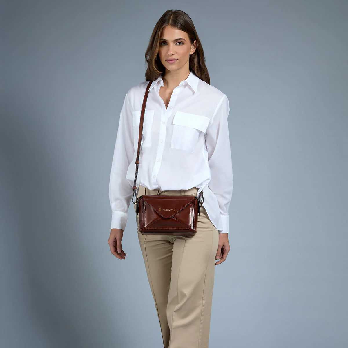 Leather crossbody bag with zip closure - Image 6