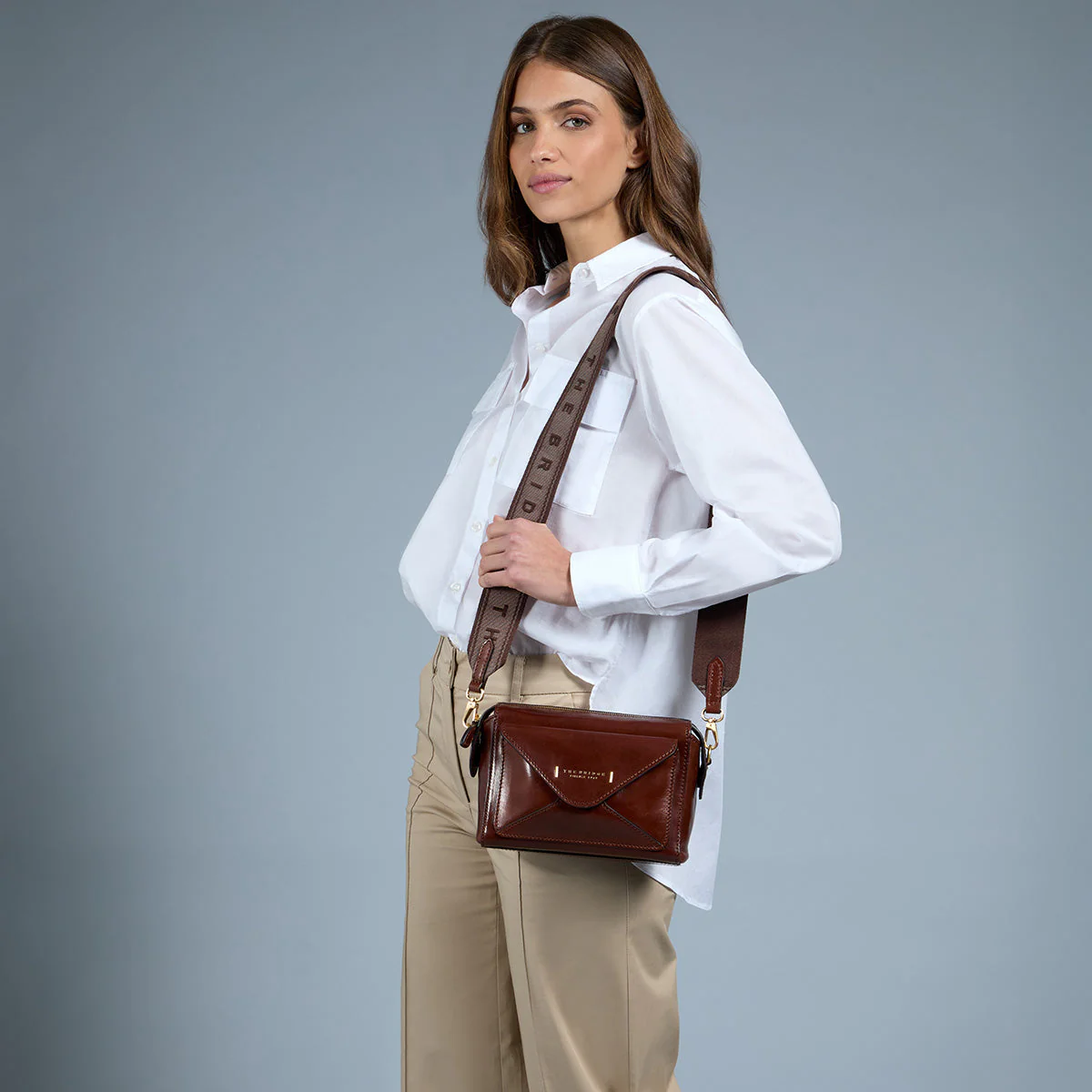 Leather crossbody bag with zip closure - Image 7