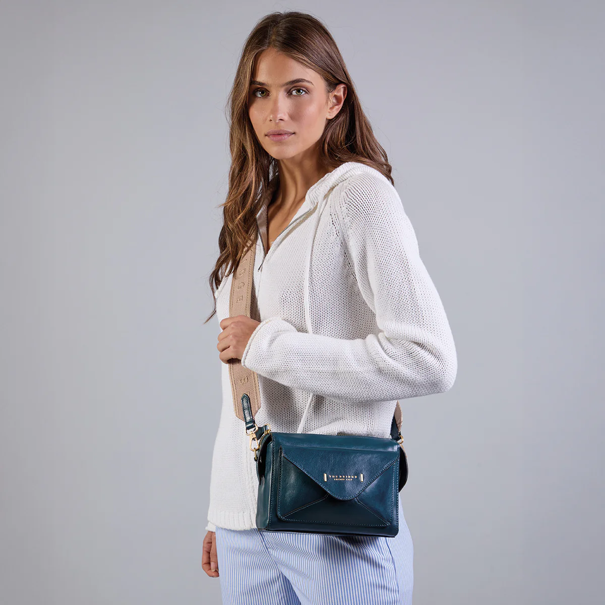Leather crossbody bag with zip closure - Image 7