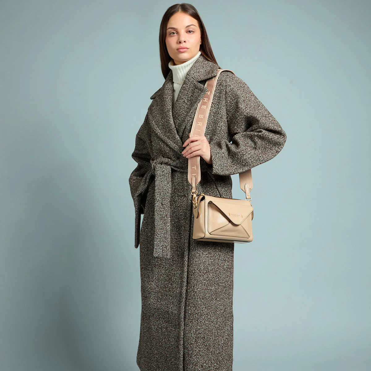 Leather crossbody bag with zip closure - Image 8