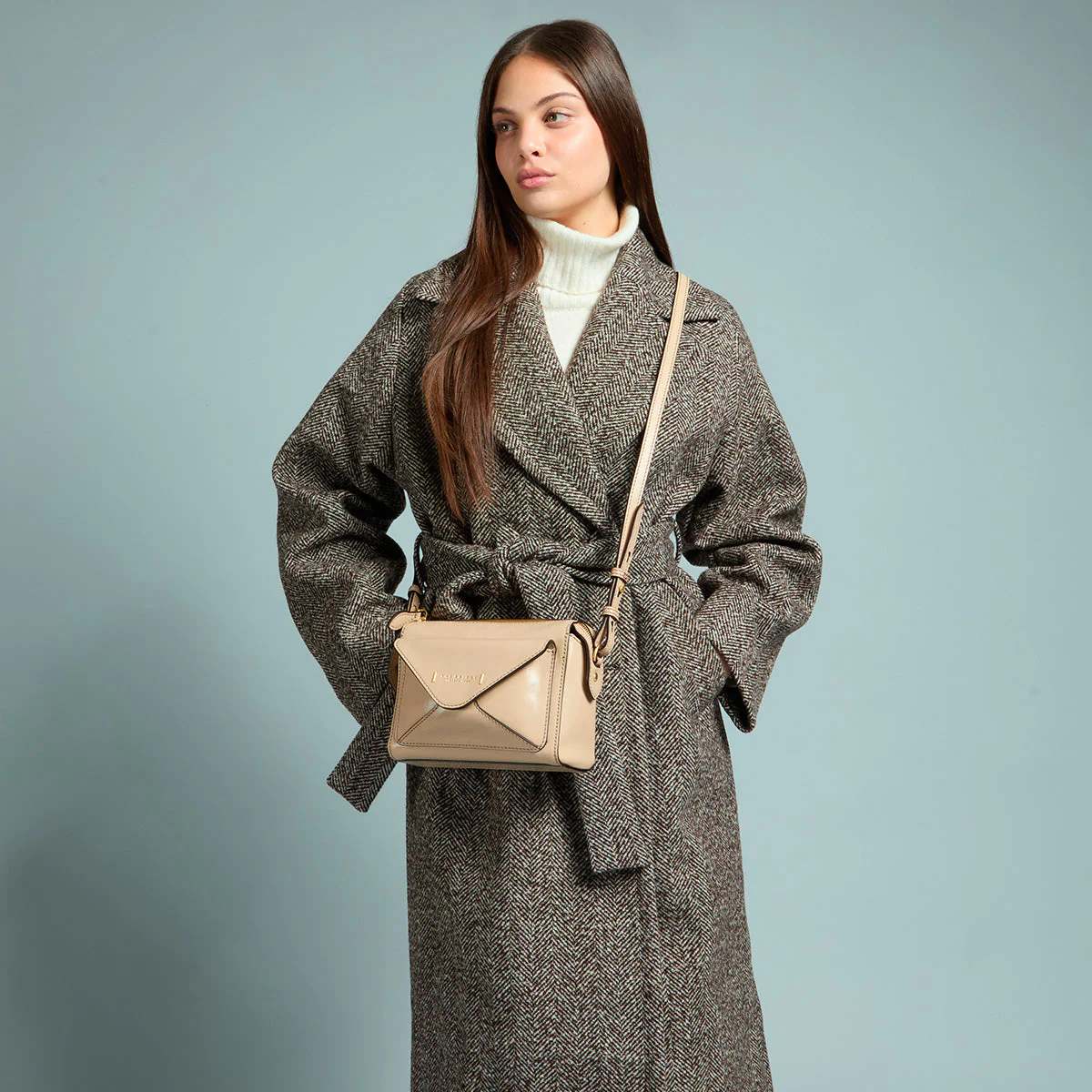 Leather crossbody bag with zip closure - Image 9