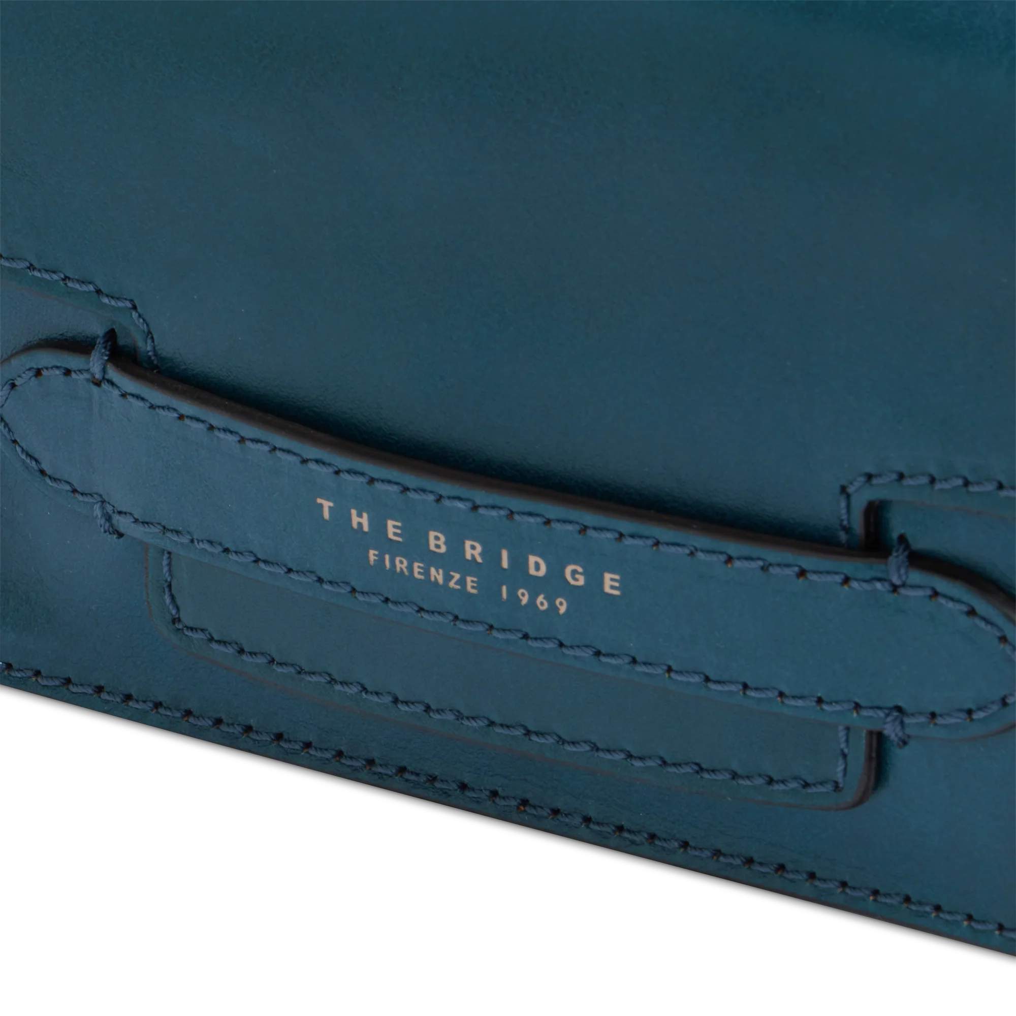 Leather crossbody bag with chain - Image 5