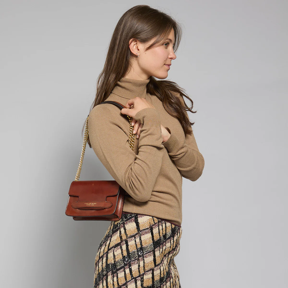 Leather crossbody bag with chain - Image 7