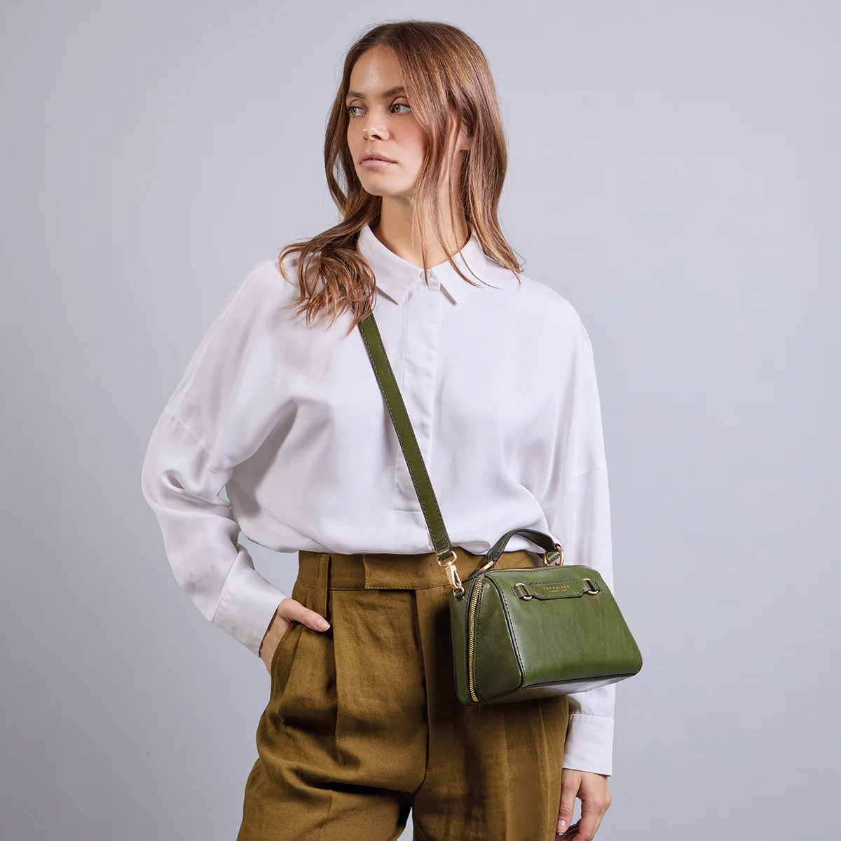 Leather handbag with removable shoulder strap - Image 5